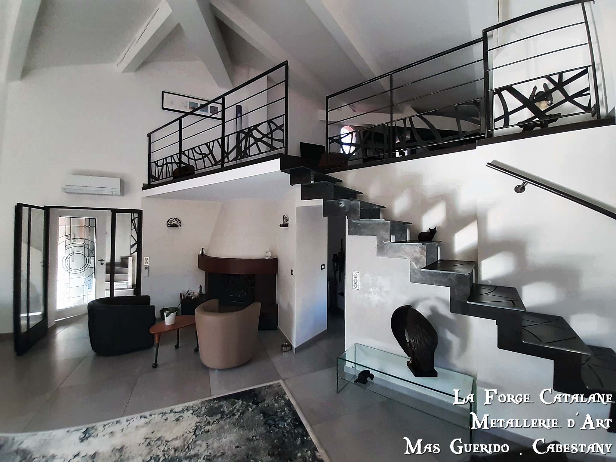 escalier double limon cremaillere marches fer avec decoupes au laser garde corps partie basse  forge catalane.jpg